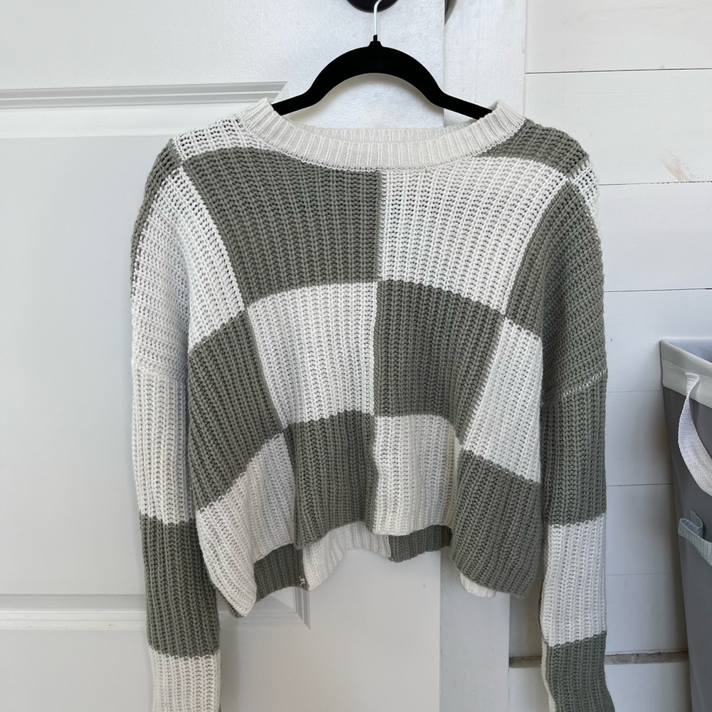 Moon & Madison White and Gray Crew Neck Sweater